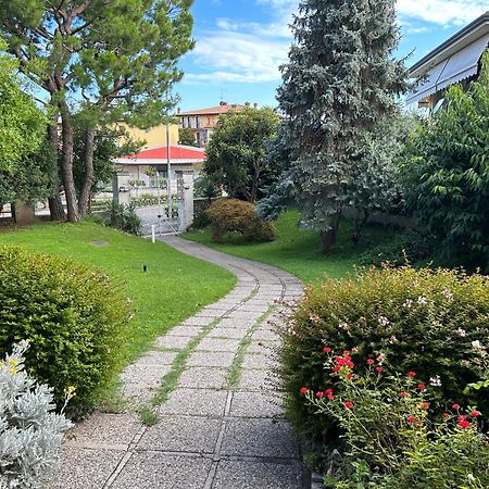Gold Garda Desenzano Apartment Desenzano del Garda Luaran gambar