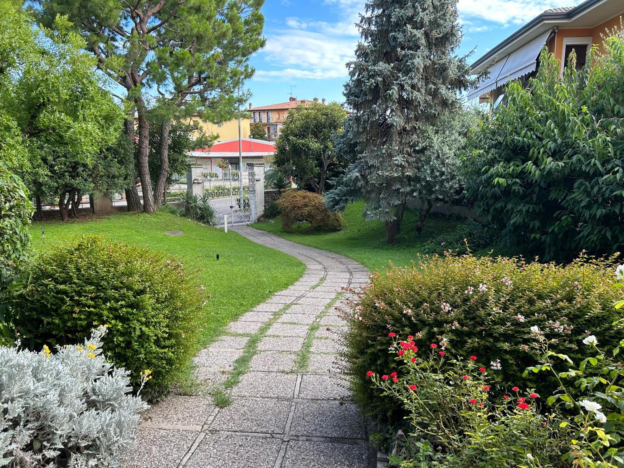 Gold Garda Desenzano Apartment Desenzano del Garda Luaran gambar