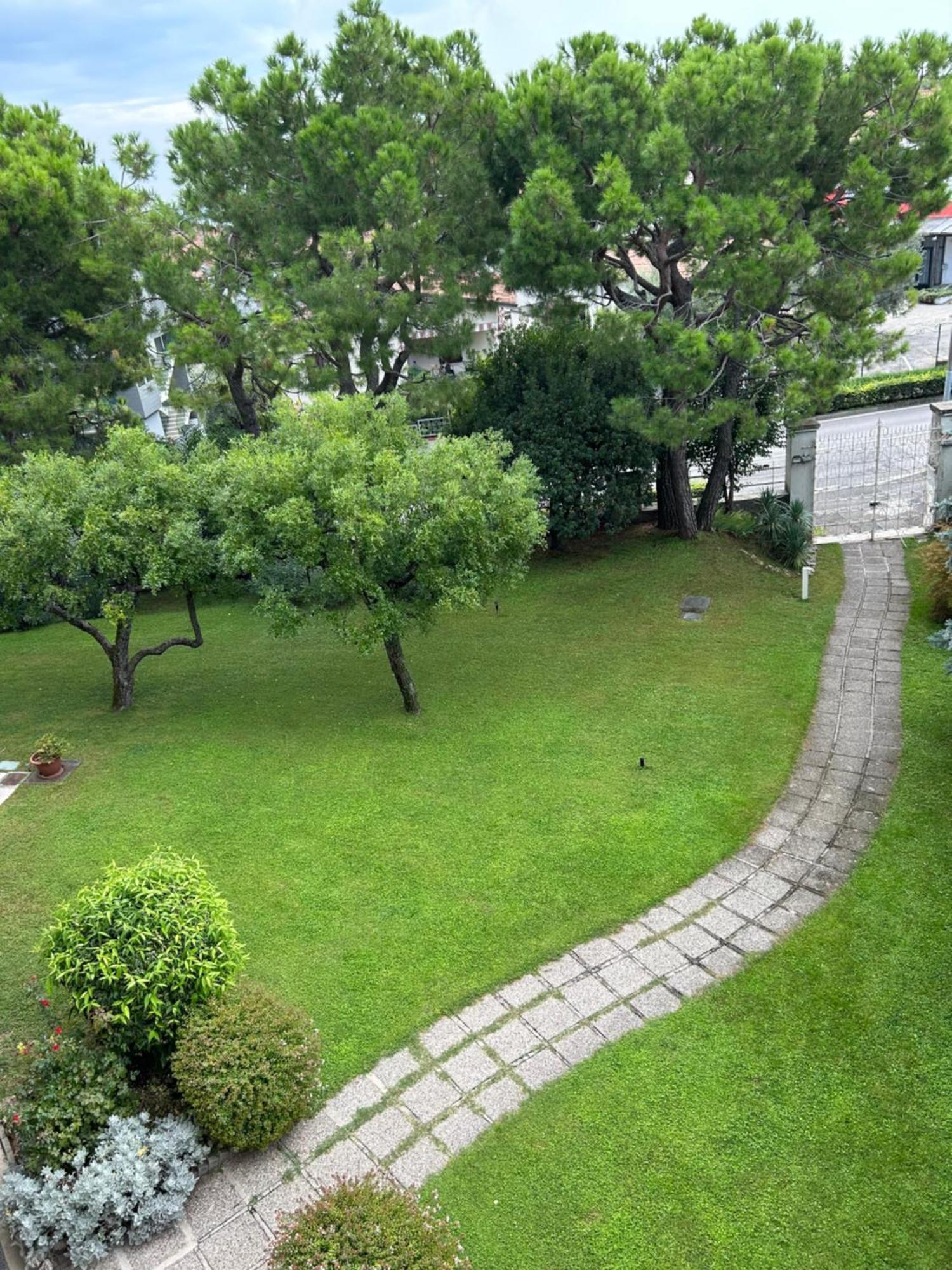 Gold Garda Desenzano Apartment Desenzano del Garda Luaran gambar