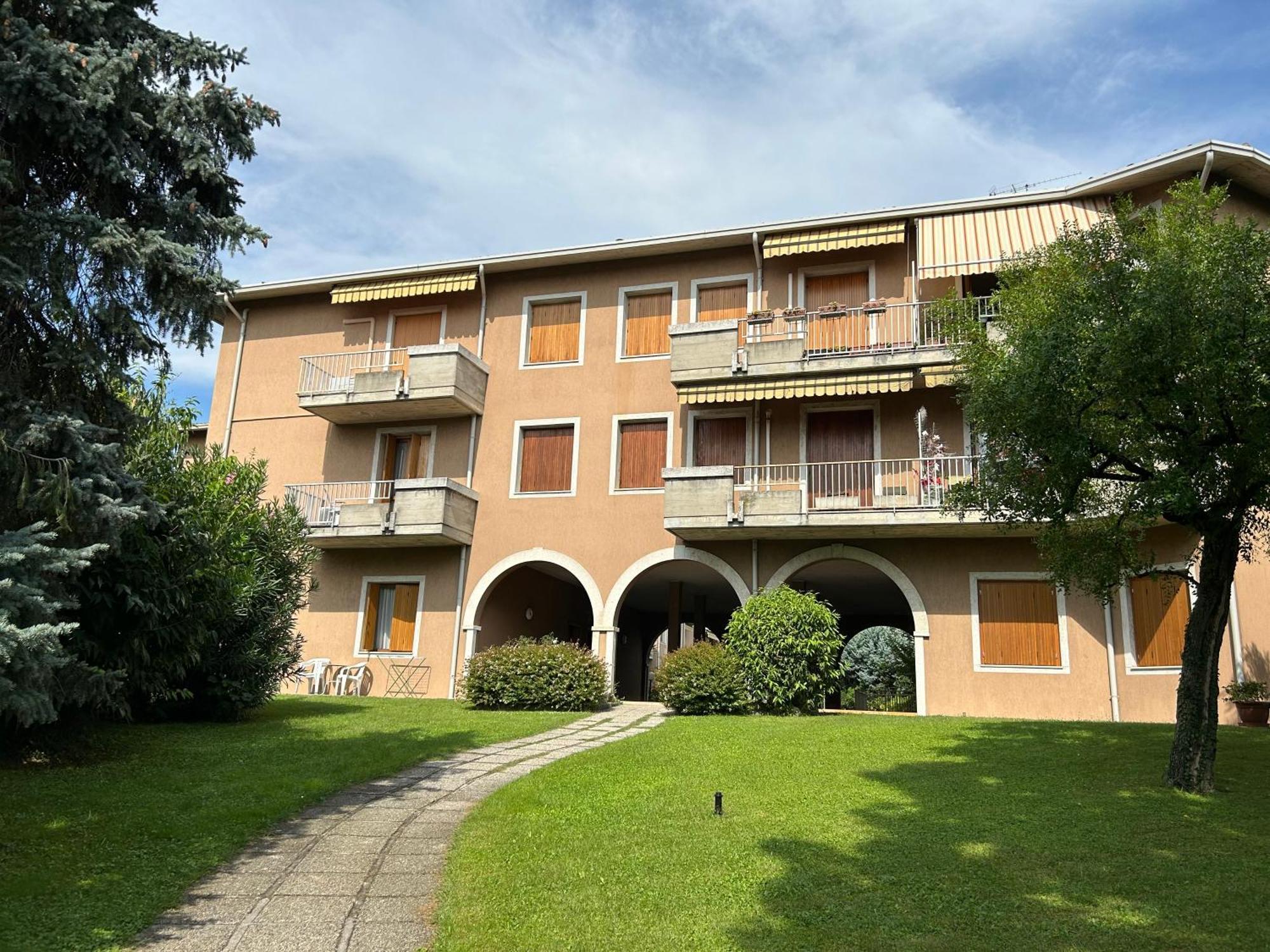Gold Garda Desenzano Apartment Desenzano del Garda Luaran gambar