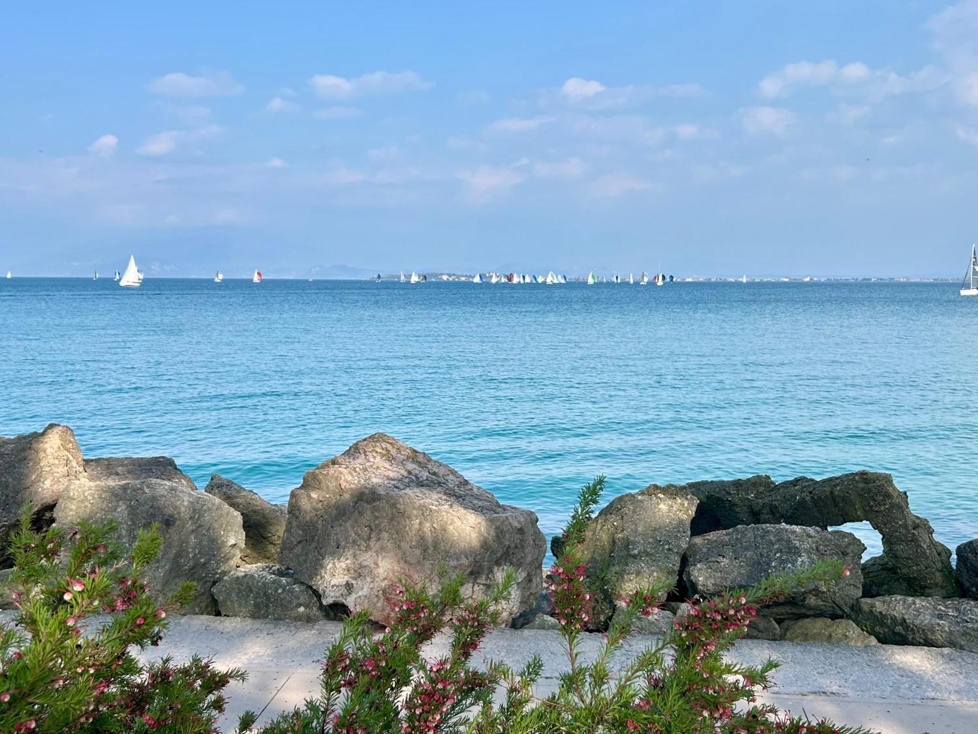 Gold Garda Desenzano Apartment Desenzano del Garda Luaran gambar