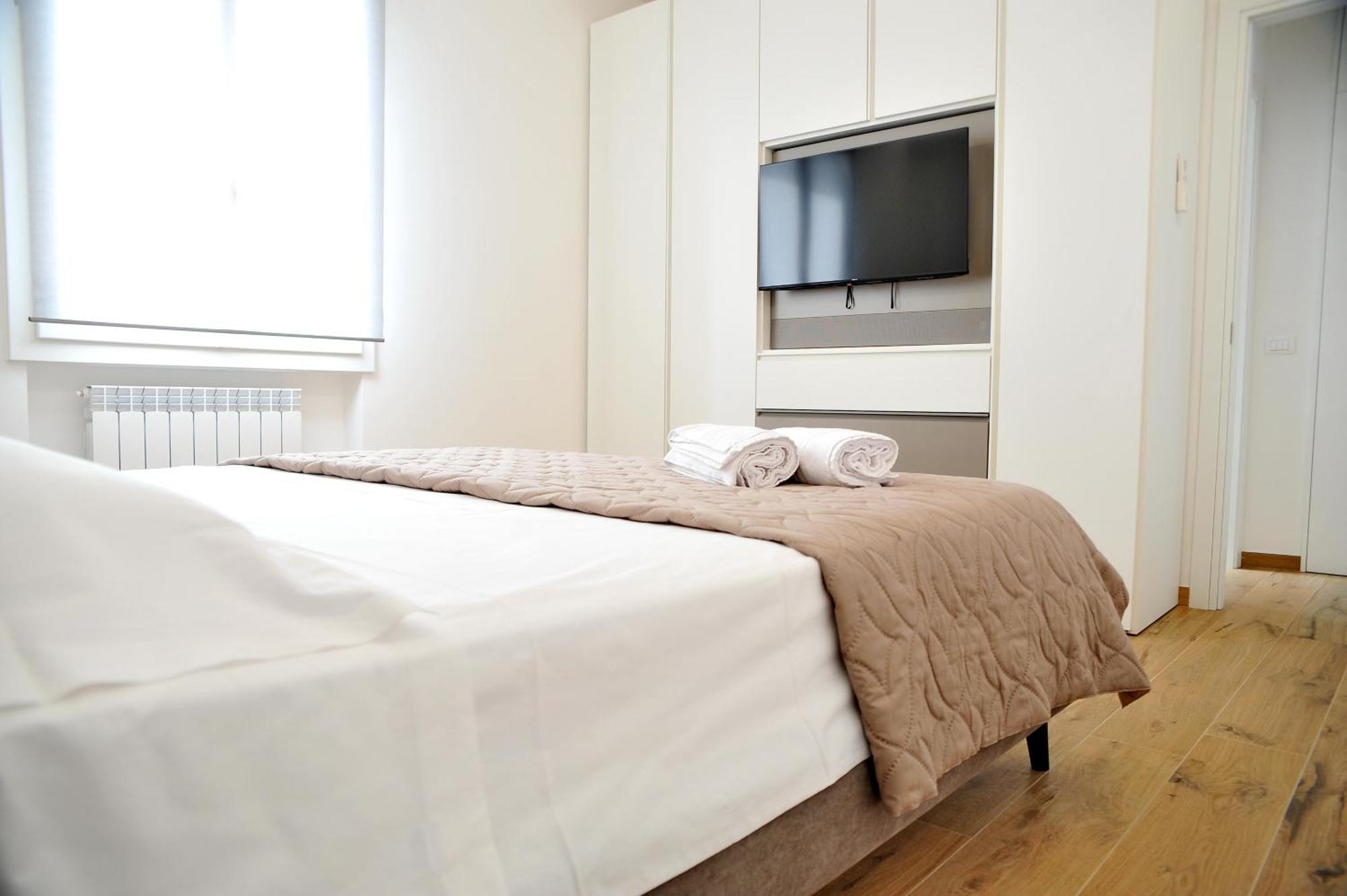Gold Garda Desenzano Apartment Desenzano del Garda Luaran gambar