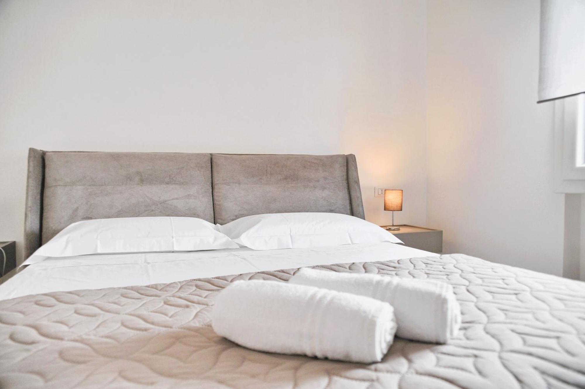 Gold Garda Desenzano Apartment Desenzano del Garda Luaran gambar