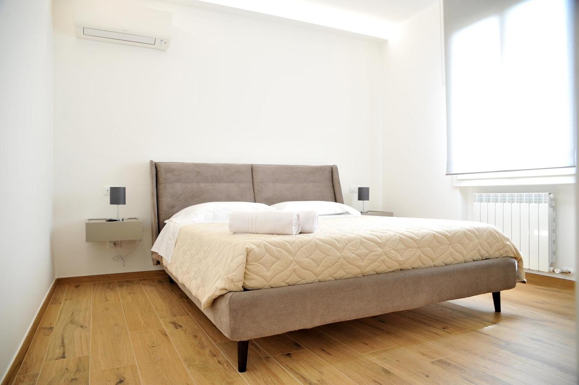Gold Garda Desenzano Apartment Desenzano del Garda Luaran gambar